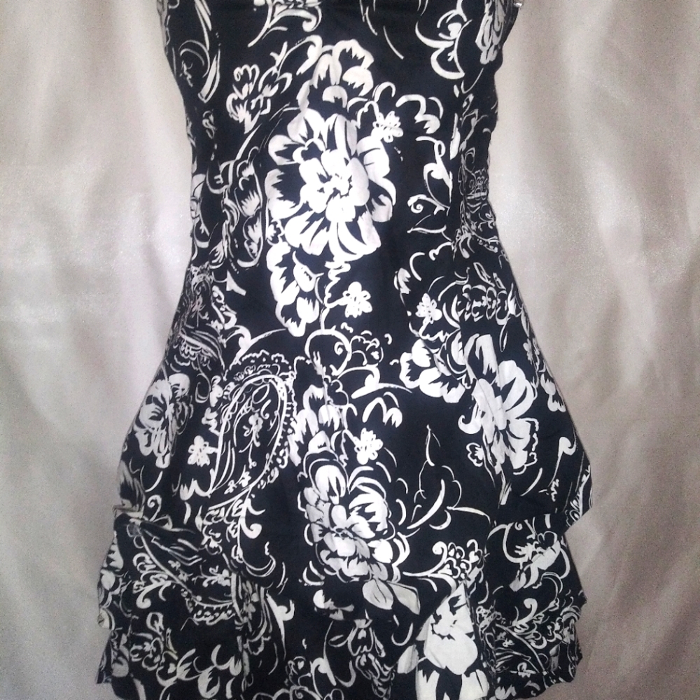 Speechless off the shoulder black & white floral print mini dress in size 9 .